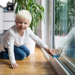 bodentiefe-fenster-lachen-Kind bodentiefe-fenster-lachen-Kind